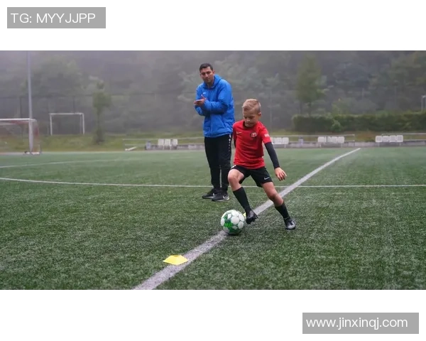 足球教练更换球星策略分析 如何平衡战术与球员表现